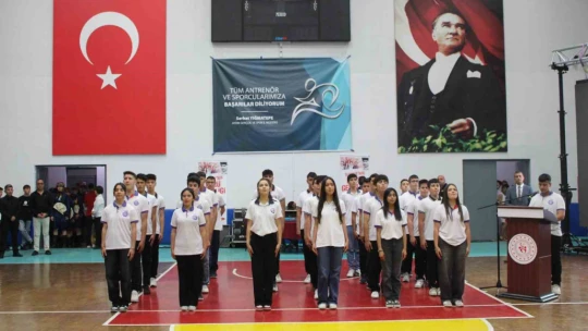 Gençlerin gösterileri ayakta alkışlandı
