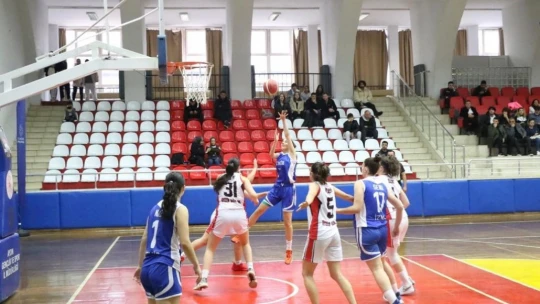 Gençlik Spor Müdürlüğü'nün kadın basketbol takımı ilk maçına çıktı