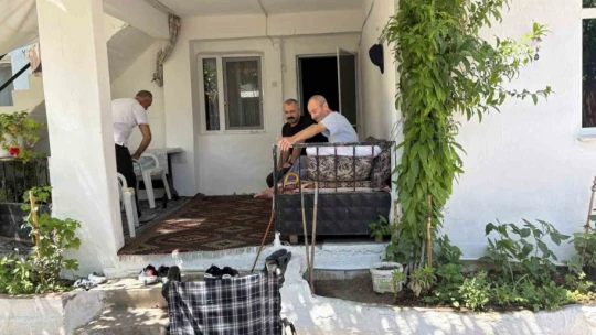 Germencik Belediyesi minik Mustafa'nın tekerlekli sandalyesini teslim etti