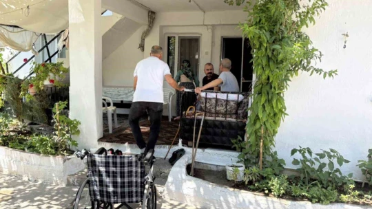 Germencik Belediyesi minik Mustafa'nın tekerlekli sandalyesini teslim etti