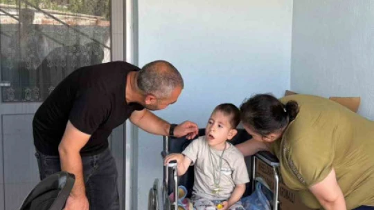 Germencik Belediyesi minik Mustafa'nın tekerlekli sandalyesini teslim etti
