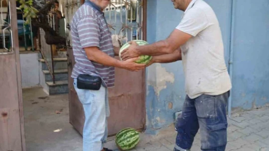 Germencik Belediyesi, vatandaşlara 2 kamyon karpuz dağıttı