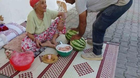 Germencik Belediyesi, vatandaşlara 2 kamyon karpuz dağıttı