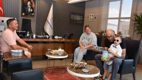 Germencik'te 5 yaşındaki Eymen SMA'lı Linda bebeğe kumbarasını bağışladı