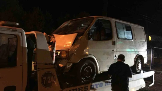 Germencik'te minibüs ile çekici çarpıştı: 3 yaralı