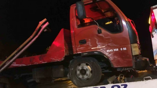 Germencik'te minibüs ile çekici çarpıştı: 3 yaralı
