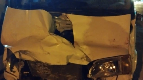 Germencik'te minibüs ile çekici çarpıştı: 3 yaralı