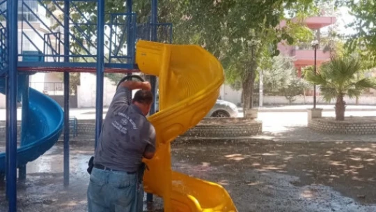 Germencik'te parklar dezenfekte edildi