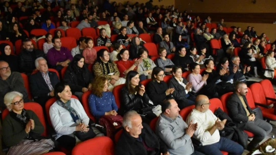 Germencik'te sahnelenen tiyatro, izleyicilerden tam not aldı