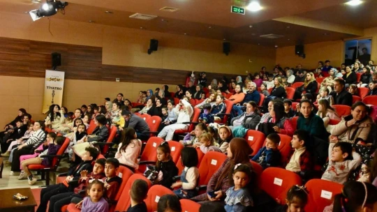 Germencikli çocuklar, müzikli tiyatro ile eğlendi