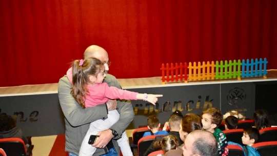 Germencikli çocuklar, müzikli tiyatro ile eğlendi