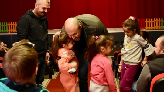 Germencikli çocuklar, müzikli tiyatro ile eğlendi