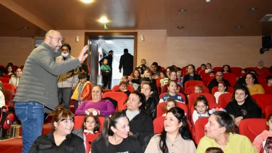 Germencikli çocuklar, müzikli tiyatro ile eğlendi