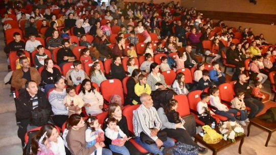 Germencikli çocuklar, müzikli tiyatro ile eğlendi