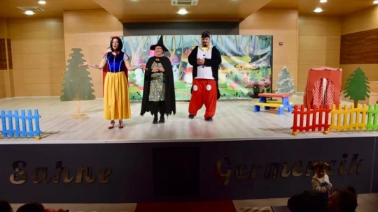 Germencikli çocuklar, müzikli tiyatro ile eğlendi