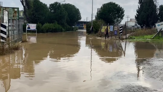 Göle dönen yolda düşen plakasını aradı