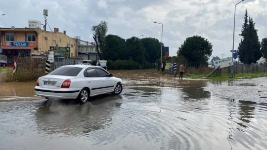 Göle dönen yolda düşen plakasını aradı