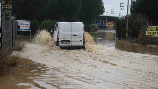 Göle dönen yolda düşen plakasını aradı