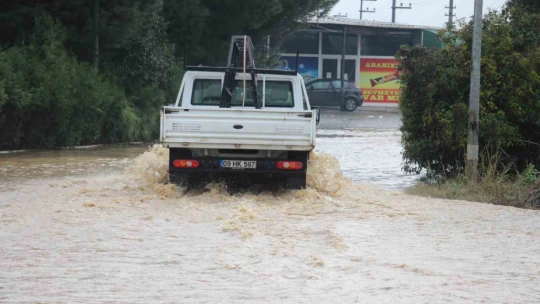 Göle dönen yolda düşen plakasını aradı