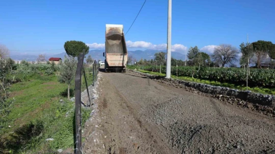 Gölhisar'da bahçe yolları asfaltlanıyor