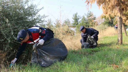 Gönüllü gençler ve jandarmadan 'çevre temizliği' farkındalığı