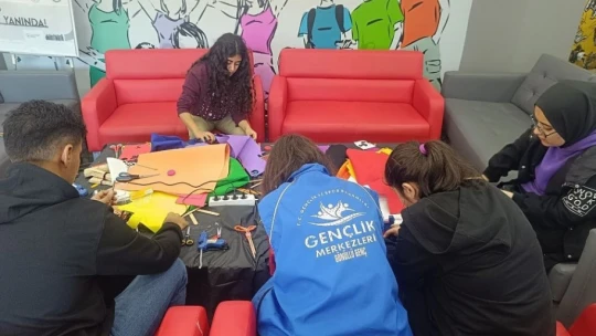 Gönüllü öğrenciler, minik kardeşleri için kolları sıvadı