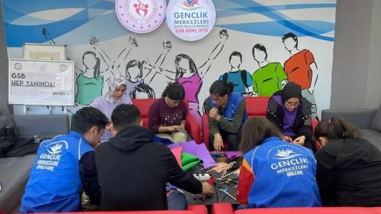 Gönüllü öğrenciler, minik kardeşleri için kolları sıvadı