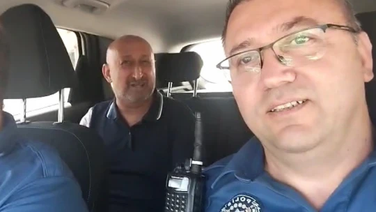 Görme engelli vatandaşın yardımına polis koştu