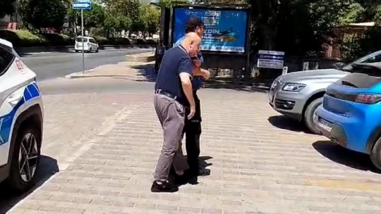 Görme engelli vatandaşın yardımına polis koştu