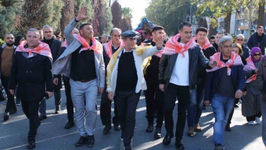 Görücüye çıkan develer ilginç görüntülere sahne oldu
