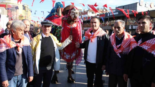 Görücüye çıkan develer ilginç görüntülere sahne oldu