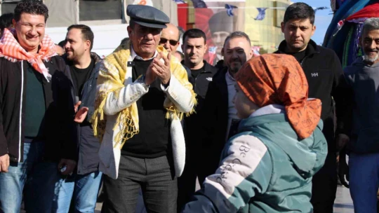 Görücüye çıkan develer ilginç görüntülere sahne oldu