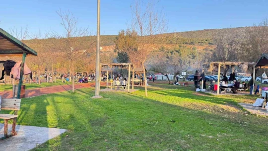 Güneşli hava Adagöl'ü doldurdu