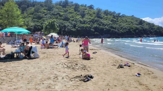 Güneşli hava sahillerini doldurdu