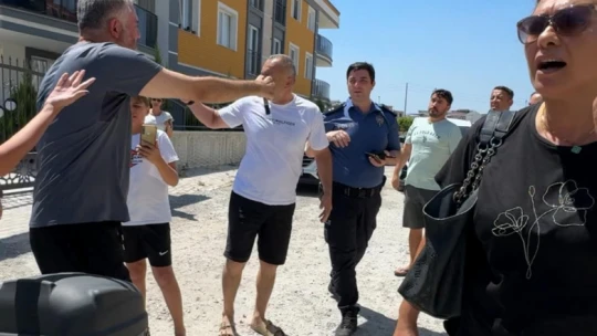 Habere giden gazeteciler haber oldu: Polisin gözü önünde gazeteciler gaspa uğradı