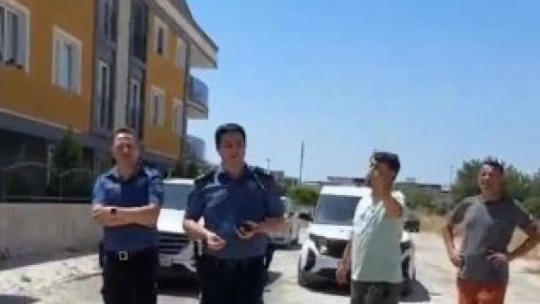 Habere giden gazeteciler haber oldu: Polisin gözü önünde gazeteciler gaspa uğradı