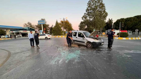 Hafif ticari araç takla attı: 3 yaralı