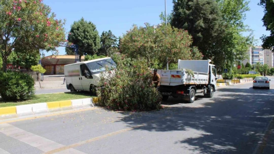 Hakimiyeti kaybolan minibüs refüjde asılı kaldı