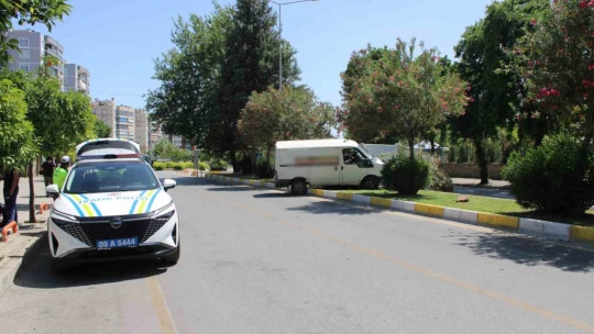 Hakimiyeti kaybolan minibüs refüjde asılı kaldı