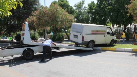 Hakimiyeti kaybolan minibüs refüjde asılı kaldı