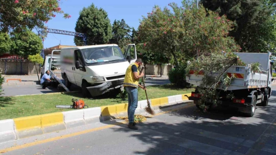Hakimiyeti kaybolan minibüs refüjde asılı kaldı