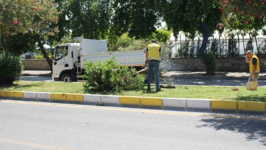 Hakimiyeti kaybolan minibüs refüjde asılı kaldı