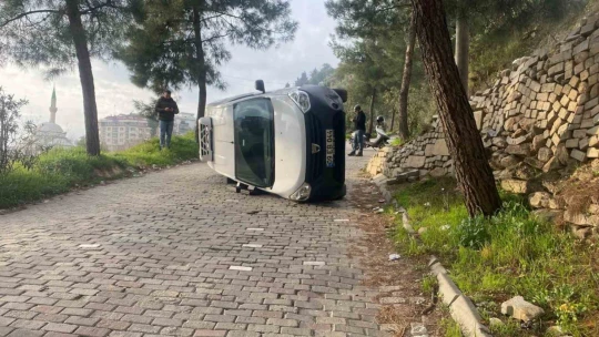 Hakimiyeti kaybolan ticari araç savrularak yan yattı