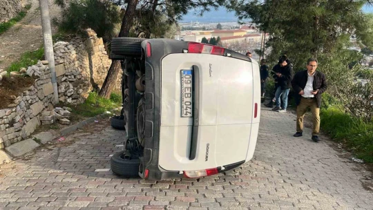 Hakimiyeti kaybolan ticari araç savrularak yan yattı
