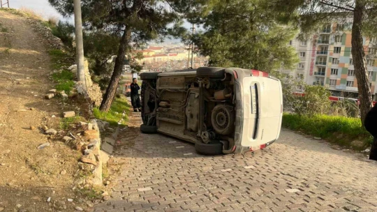 Hakimiyeti kaybolan ticari araç savrularak yan yattı