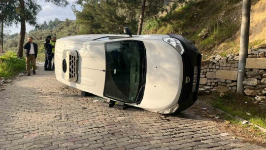 Hakimiyeti kaybolan ticari araç savrularak yan yattı
