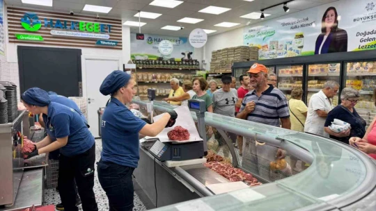 Halk Ege Et'te '30 Ağustos İndirimi' yoğun ilgi gördü