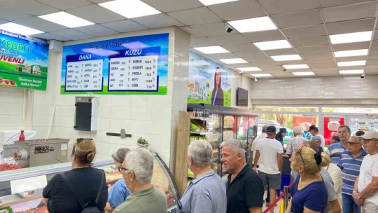 Halk Ege Et'te '30 Ağustos İndirimi' yoğun ilgi gördü
