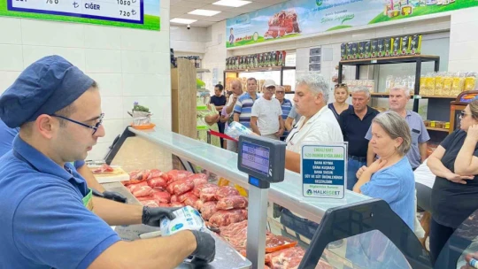 Halk Ege Et'te '30 Ağustos İndirimi' yoğun ilgi gördü