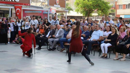 Halk oyunları gösterileri ilgiyle izlendi